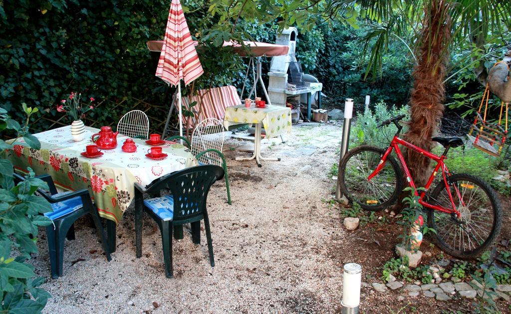 Guest House With Garden - Zuvan Split Exteriör bild